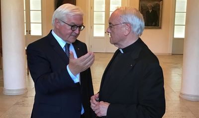 Bischof Heinz Josef Algermissen im Gespräch mit Bundespräsident Steinmeier