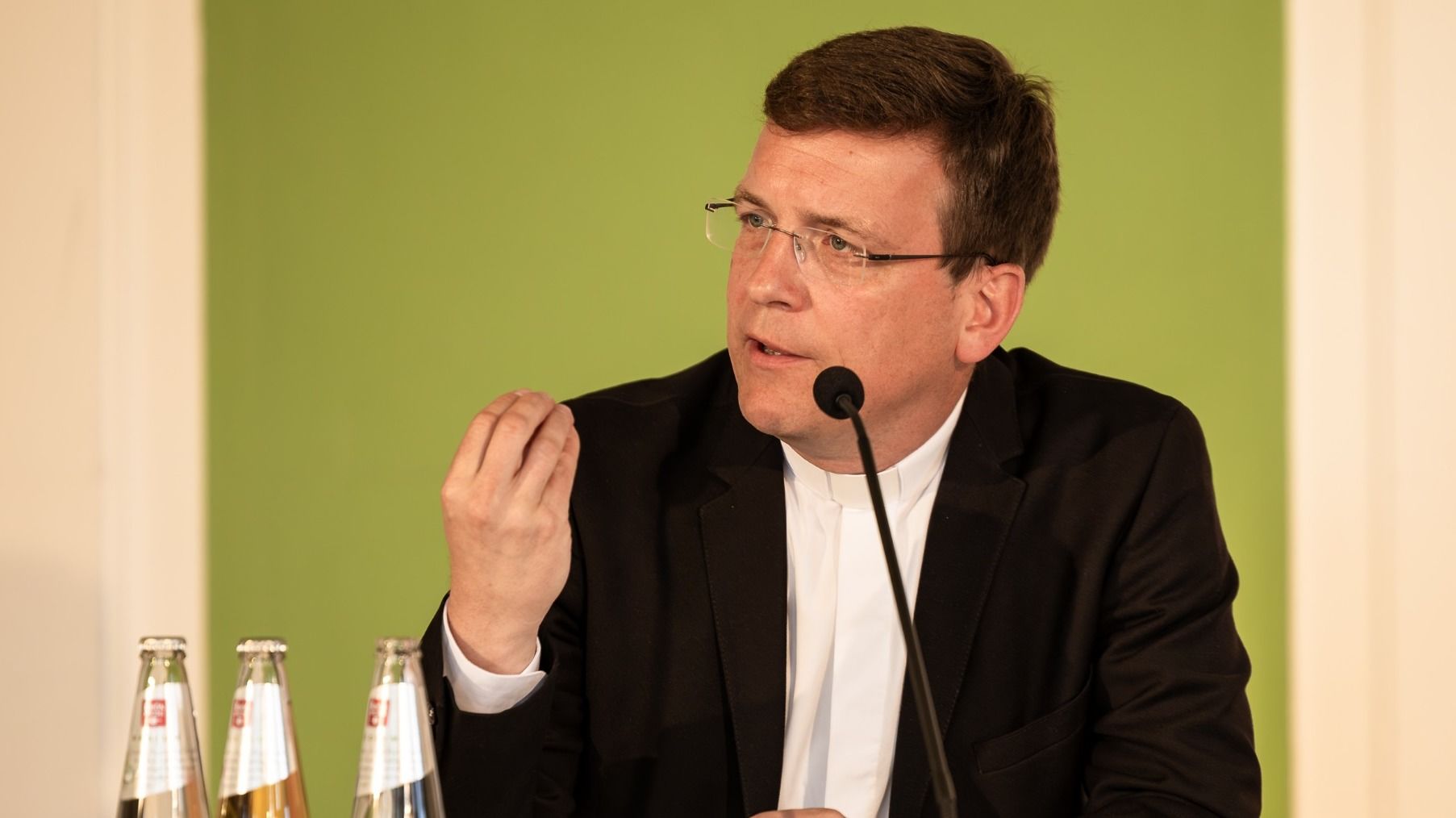 Generalvikar Dr. Martin Stanke sprach von „tiefem Erschüttern“ und forderte eine neue Kultur des Leitens und Entscheidens. Er kündigte die Einrichtung einer Fachstelle für Prävention, Intervention und Aufarbeitung an. Foto: Bistum Fulda / Burkhard Beintken
