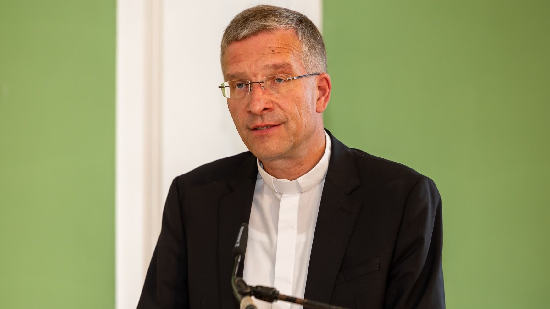 Bischof Dr. Michael Gerber unterstrich seinen Einsatz für eine glaubwürdige Aufarbeitung und Veränderung. Die im Bericht dokumentierten strukturellen Versäumnisse seien ein Auftrag, dem sich die Kirche heute mit Verantwortung und Entschlossenheit stellen müsse. Foto: Bistum Fulda / Burkhard Beintken