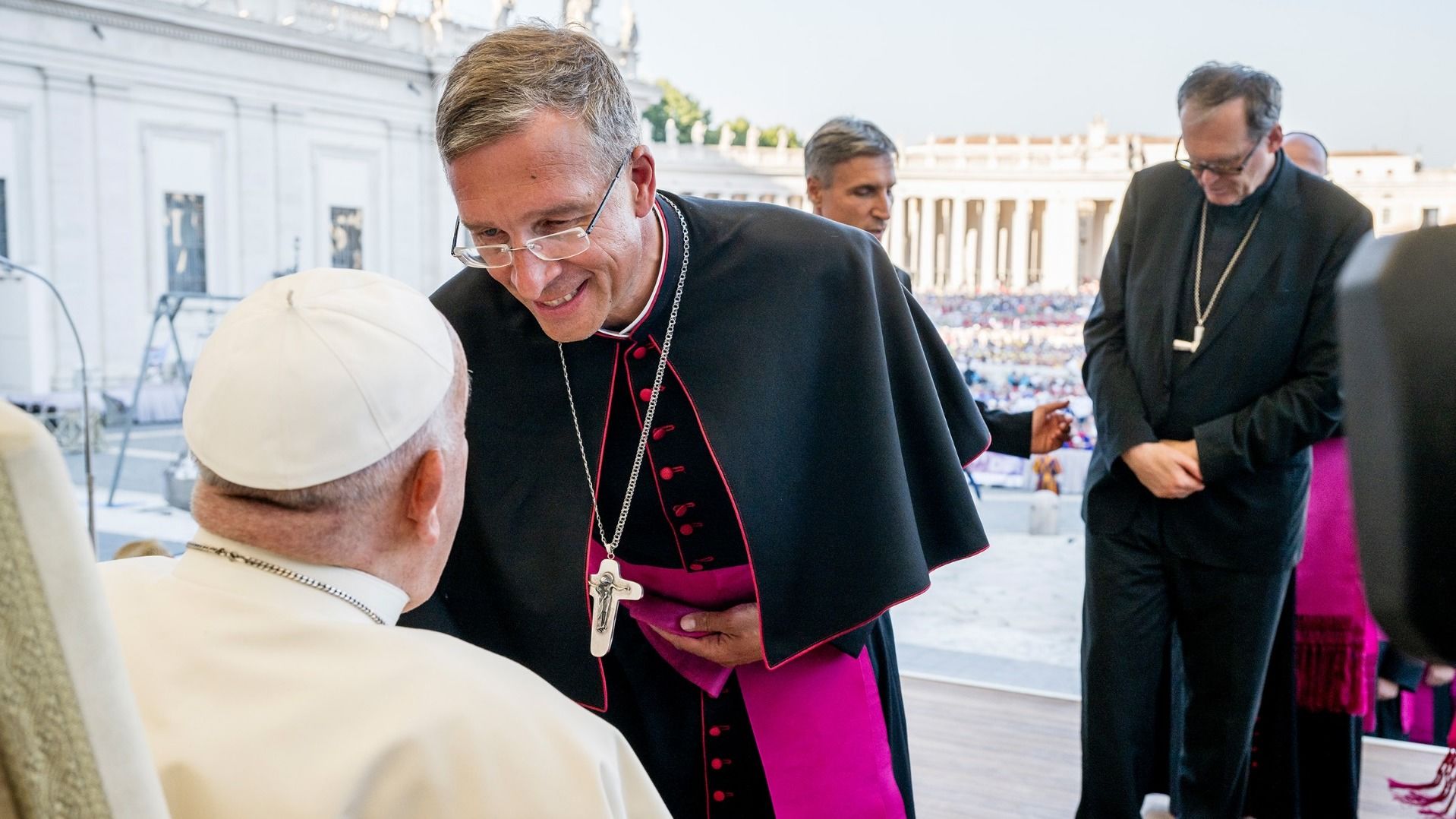 Während der Papstaudienz im Rahmen der Internationalen Ministranten-Wallfahrt sprach Fuldas Bischof Dr. Michael Gerber am Dienstag mit Papst Franziskus. Foto: Deutsche Bischofskonferenz / Maximilian von Lachner