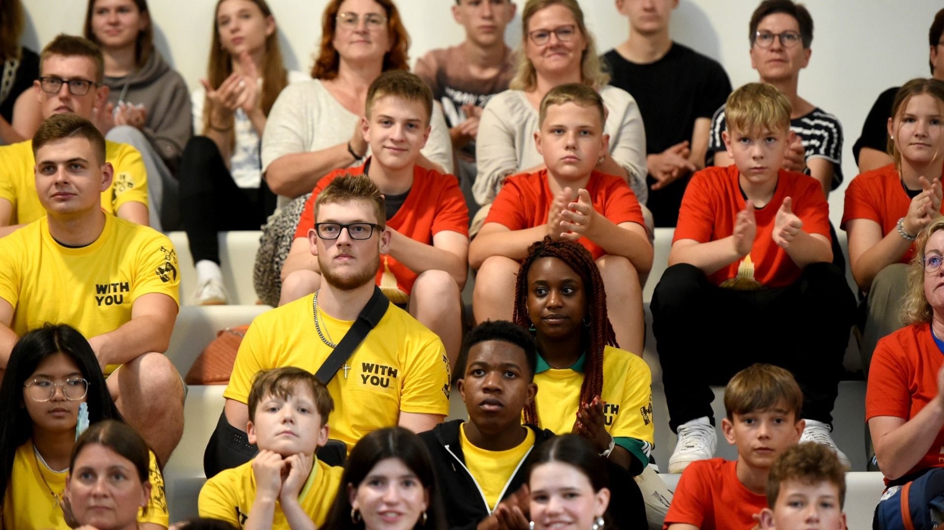 „With you“ (mit Dir) lautet das Motto der Internationalen Ministranten-Wallfahrt nach Rom. Am Samstag feierten die Teilnehmerinnen und Teilnehmer aus dem Bistum Fulda den Aussendungsgottesdienst im Fuldaer Dom.  Foto: Bistum Fulda / Marzena Seidel