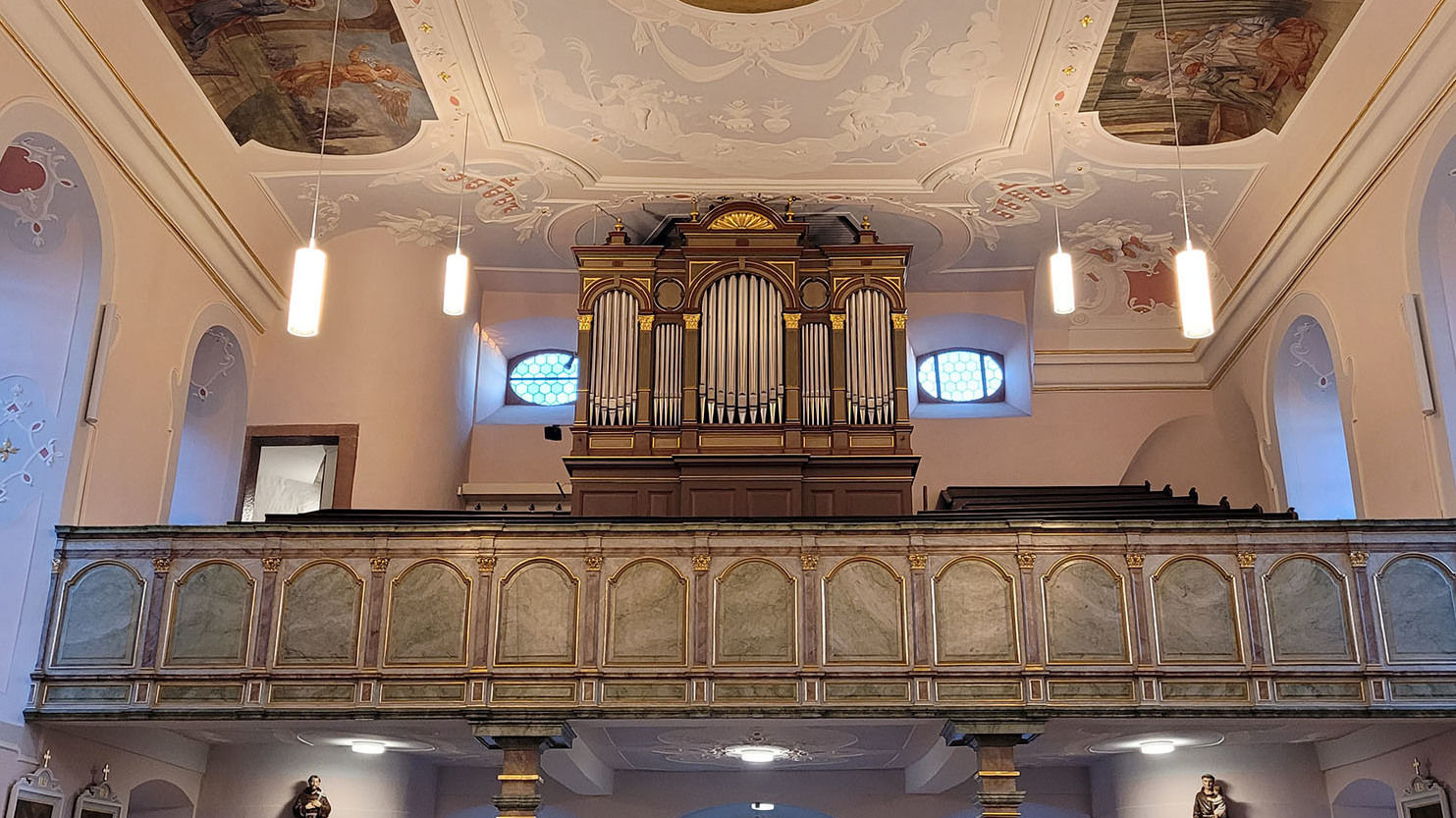 Nach zweijähriger Sanierung erstrahlt die Wehrkirche in Roßdorf nun in neuem Glanz. Foto: Bistum Fulda  