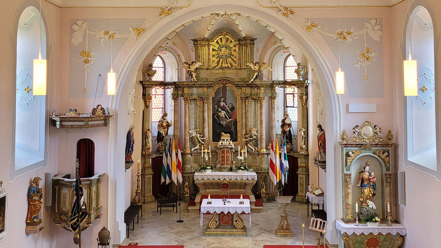 Nach zweijähriger Sanierung erstrahlt die Wehrkirche in Roßdorf nun in neuem Glanz. Foto: Bistum Fulda