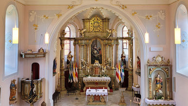 Nach zweijähriger Sanierung erstrahlt die Wehrkirche in Roßdorf nun in neuem Glanz. Foto: Bistum Fulda