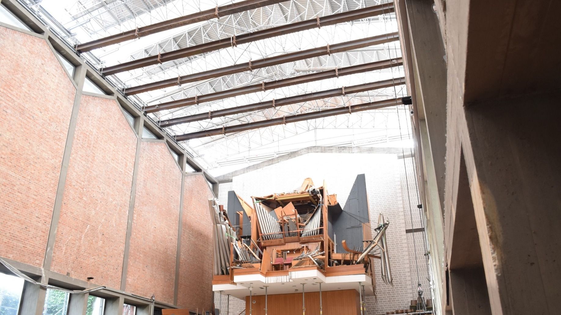 Der Kirchenraum der Elisabethkirche ist auch nach den Aufräumarbeiten eine Baustelle. Foto: Bistum Fulda / Kerstin Leitschuh. 