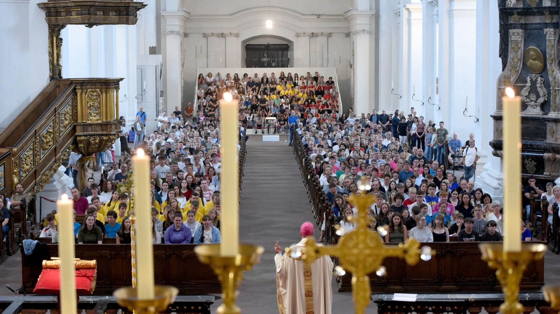 Mehr als 450 Ministrantinnen und Ministranten aus dem Bistum Fulda nehmen an der „Mini-Wallfahrt“ nach Rom teil. Am Samstag feierten sie den Aussendungsgottesdienst im Fuldaer Dom. Foto: Bistum Fulda / Marzena Seidel  